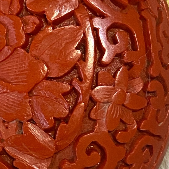 Vintage Chinese Red Cinnabar intricate carved floral trinket box. - Picture 7 of 16
